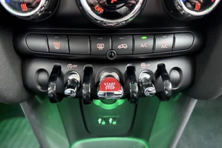 MINI 5-Deurs 1.5 Cooper 60 Years Edition Automaat | Navigatie | Climate control | Parkeersensoren |5 Deurs | Lichtmetalen velgen black | Keyless / 24