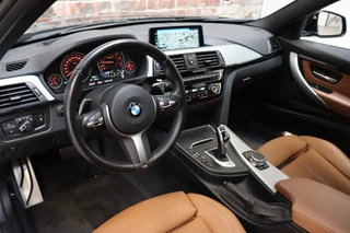 BMW 3 Serie Touring 330i High Executive M Sport Pakket Automaat  / Navigatie Professional / Panoramadak / Leder  / Trekhaak / Parkeersensoren voor+achter / Comfort Acces / Head-Up Display / Stoelverwarming / Achteruitrijcamera / Hifi / 19 Inch / Chrome Line / 13
