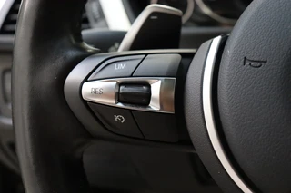 BMW 3 Serie Touring 330i High Executive M Sport Pakket Automaat  / Navigatie Professional / Panoramadak / Leder  / Trekhaak / Parkeersensoren voor+achter / Comfort Acces / Head-Up Display / Stoelverwarming / Achteruitrijcamera / Hifi / 19 Inch / Chrome Line / 38
