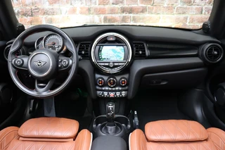 MINI Cooper S Cabrio Chili Automaat  / Navigatiesysteem / Leder / Climate Control / Harman Kardon / Parkeersensoren / LED / Sportstoelen / Windscherm / Cruise Control / 17 Inch / Lichtpakket / Bluetooth / 19