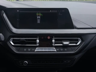 BMW 1-serie 118i Executive Edition | Carplay | PDC | Navi | Sportstuur / 21
