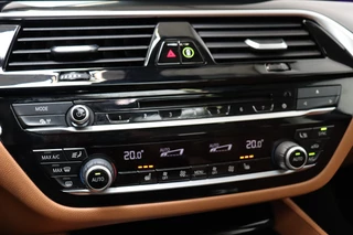 BMW 5 Series Touring 530i High Executive Luxury Line Automaat  / Navigatiesysteem Professional / Panoramadak / Trekhaak / Comfortstoelen / Driving Assistant Plus / Adaptieve LED-koplampen / Hifi / Stuurwielrand Verwarmd / Achteruitrijcamera / Head-Up Display / Stoelverwarming / 27
