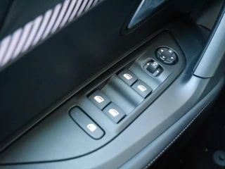 Peugeot e-2008 EV Allure 54 kWh | tot 406km WLTP range | SOH 96% | Parkeersensoren voor + achter | Draadloos Apple Carplay/Android Auto | Cruise Control | Privacy Glass / 32