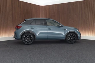 Volkswagen T-Roc 1.5 TSI 150pk DSG R-Line Business+ Black Style Trekhaak Camera Beats Stoelverwarming LED Navigatie / 12