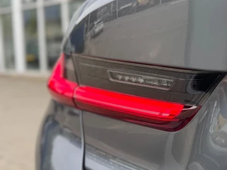 BMW 3 Serie 318i Executive Edition Sport Line I LED I Carplay I Sportstoelen / 19