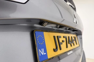 Mitsubishi Outlander 2.0 PHEV Automaat instyle | Navigatie | Lederen bekleding | Achteruitrijcamera | Elektrische achterklep | Stoel- en stuurverwarming | Verwarmd voorraam / 11