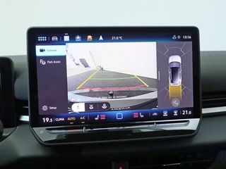 Volkswagen T-Roc 1.5 eTSI R-Line Elek. Trekhaak | Stuur-/stoelverwarming | Verlichte logo's / 43