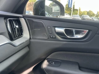 Volvo XC60 2.0 T6 Plug-in hybrid AWD Plus Black Edition LUCHTVERING | ELEK. TREKHAAK | STOEL + STOELVERWARMING | ACHTERBANK VERWARMD | HARMAN KARDON | RIJKLAAR | FABRIEKS GARANTIE T/M 7-2027 | PANO | / 28