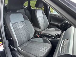 Volkswagen Taigo 1.5 TSI 150pk DSG R-Line Trekhaak | IQ light | Camera | Navi | Virtual | Rijklaar incl. garantie / 25