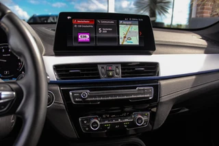 BMW X1 xDrive25e High Executive M sport | 1e eigenaar | Dealer onderhouden | Panoramadak | Apple Carplay | Camera | LED adaptief | Head-up | Stoelverwarming | Cruise control / 24