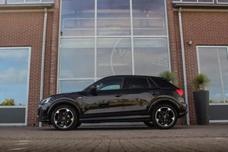 Audi Q2 30 TFSI S Edition S-Line | 1e eigenaar | NL auto | 18 inch | LED | Camera | Sport | Cruise control | Sound system | Sfeerverlichting | Stoelverwarming | Climate control | / 7