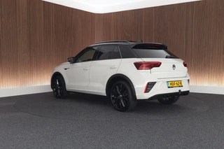 Volkswagen T-Roc 1.5 TSI 150pk DSG R-Line Business+ Black Style Trekhaak Camera IQ.Light Panoramadak Virtual Cockpit Navigatie / 10