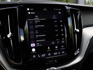 Volvo XC60 T6 AWD Plus Dark Long Range Pano Leder SoH 94% Memory Keyless Google Navigatie / 19