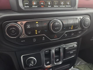 Jeep Wrangler 2.0T 80th Anniversary | Bluetooth | Navigatie | Parkeercamera / 18