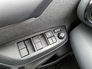 Toyota Yaris 1.5 HYBRID EXECUTIVE HEAD-UP STOELVERWARMING BI-TONE PARK-SENSOREN HALF-LEDER 17"LM-VELGEN PRIVACY-GLASS / 15
