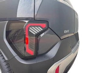 Kia EV2 Plus 42.2 kWh 3.000,- Inruilkorting | Privacy Glass | 18" lichtmetalen velgen | Warmtewerend glas rondom | Draadloze oplader voor smartphone / 22