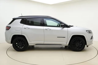 Jeep Compass 4xe 240pk Plug-in Hybrid Automaat S | Navigatie | Lederen bekleding | Achteruitrijcamera | Adapt. Cruise control | Electrische achterklep | Keyless | Zwart dak | 19" Lichtmetalen velgen / 10