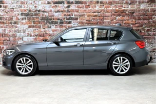 BMW 1 Series 118i Executive Sport Line Automaat 5 deurs / Navigatie Professional / LED / Trekhaak / Climate Control / 17 Inch / Bluetooth / Sportstoelen / Parkeersensoren / Lichtpakket / Cruise Control / Stoelverwarming / Neerklapbare Achterbank / 4