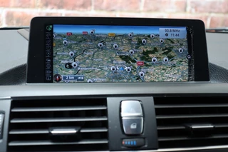 BMW 1 Series 118i Executive M Sport Pakket 5 deurs / Navigatie Professional / LED / Trekhaak / 18 Inch / Climate Control / Hifi / Parkeersensoren / Cruise Control / Extra Getint Glas / Bluetooth / Shadow Line / 21