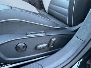 Volkswagen Golf 1.5 eHybrid GTE / 5JR Garantie / Pano / Leer / Trekhaak / Matrix / Keyless / DCC / HUD / 23