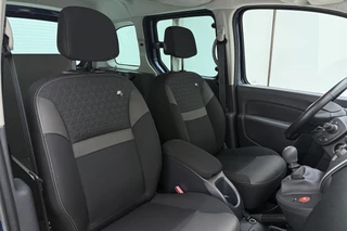 Renault Kangoo Family Rolstoelbus | Invalide vervoer | Rolstoelsauto handgeschakeld | Rolstoellift | Airco | Verlaagde vloer achterin | Oprijplaat of elektrische rolstoellift | 3-punts rolstoelgordelsysteem | Elektrische spanbanden | Extra lange veiligheidsgordels | Antislip-oprijplaat | Rolstoelplaats achter bestuurder/passagier | Versterkte vloerconstructie / 22
