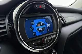 MINI 5-Deurs 1.5 Cooper 60 Years Edition Automaat | Navigatie | Climate control | Parkeersensoren |5 Deurs | Lichtmetalen velgen black | Keyless / 29