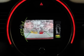 MINI Cooper Hatchback Pepper Business Automaat 3 deurs  / Navigatiesysteem / Cruise Control / Achteruitrijcamera / Comfort Access / Bluetooth / Climate Control / Lichtpakket / Parkeersensoren  / 16 Inch / Chrome Line / 23