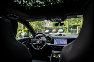 Porsche Macan 4 100 kWh  Pano Luchtvering Sport Chrono Matrix Passenger Display / 35