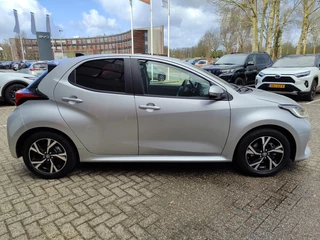 Toyota Yaris 1.5 Hybrid 115 DYNAMIC NL-AUTO STOEL/STUURVERW BLIND SPOT PARK-SENSOREN NAVI CAMERA CLIMA AD-CRUISE APPLE/ANDROID KEYLESS 16'' LM-VELGEN / 7