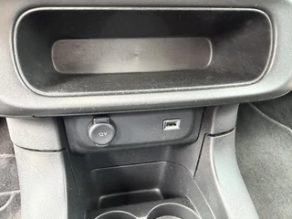Citroen C3 1.2i Feel Edition | Navigatie | Cruise Control | Climate Control | Mistlampen | Parkeersensoren | Apple Carplay / Android Auto | Airbumps | Elektrisch Pakket | Multifunctioneel Stuurwiel | Zwart Dak | / 34