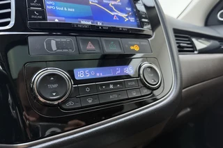 Mitsubishi Outlander 2.0 PHEV Automaat instyle | Navigatie | Lederen bekleding | Achteruitrijcamera | Elektrische achterklep | Stoel- en stuurverwarming | Verwarmd voorraam / 30