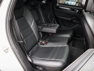 Porsche Cayenne Coupé 3.0 E-Hybrid Pano Achterasbesturing Krijtgrijs Luchtvering Softclose Stoelkoeling SOH 88,7% / 31