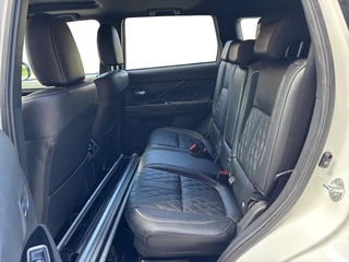 Mitsubishi Outlander 2.4 PHEV Instyle | Trekhaak | Leder | Schuif-kantel dak | Rondom camera | Elektrisch. Achterklep | Stoel en stuurverwarming | Set winterwielen | / 18
