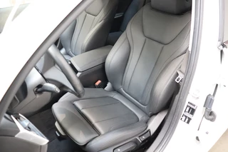 BMW 3 Serie Sedan 318i Executive Sport Line Automaat  / Live Cockpit Professional / Stoelverwarming / Parkeersensoren voor+achter / LED / 18 Inch / DAB / Climate Control / Shadow Line / Extra Getint Glas / Apple CarPlay / Cruise Control / Lichtpakket / 15