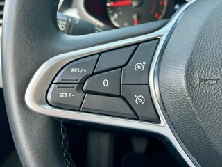 Renault Clio 1.0 TCe 90 Evolution  | Lichtmetaal | Parkeersensoren | Dodehoek | Navigatie | Airco | Cruise Control | Chrome Pakket | Elektrische Ramen | Getint Glas | NL Auto | BTW Auto | Apple CarPlay/Android Auto / 19