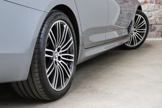 BMW 5 Series Touring 520i High Executive M Sport Pakket Automaat  / Navigatiesysteem Professional / Panoramadak / Comfortstoelen / Driving Assistant Plus / 19 Inch / Stoelverwarming voor+achter / Achteruitrijcamera / Hifi / Adaptieve LED-koplampen / Leder / DAB / 7