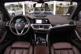 BMW 3-serie Touring 320e High Executive Sport Line | 1e eigenaar | NL auto | Driving Assistant | HiFi audio | LED | 18 inch | Stoelverwarming | DAB | Carplay | Navigatie | PDC / 4