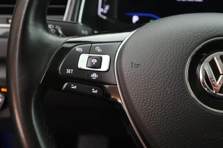 Volkswagen T-Roc 1.5 TSI 150pk DSG Sport Trekhaak Stoelverwarming Camera Keyless Navigatie / 17
