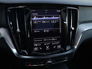 Volvo V60 T8 Recharge AWD R-Design Pano | HarmanKardon | Ak. Glas | Trekhaak | Head Up / 25