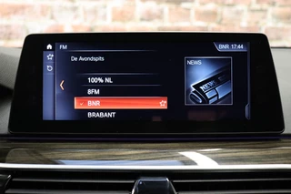 BMW 5 Serie Touring 540i xDrive High Executive Automaat  / Harman Kardon / Adaptief Onderstel / Driving Assistant / Achteruitrijcamera / Navigatie Professional / Cruise Control / Sportstoelen / Parking Assistant / Zonnescherm / Climate Control / 18 Inch / Stoelverwarming voor+achter / 25
