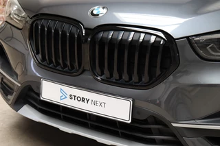 BMW X1 sDrive20i High Executive xLine Automaat  / Navigatiesysteem Plus / Trekhaak / Achteruitrijcamera / Leder / Head-Up Display / 19 Inch / Adaptieve LED-koplampen / Hifi / Sportstoelen / DAB / Stoelverwarming / Extra Getint Glas / Lichtpakket / 8