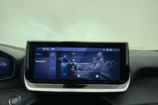 Peugeot e-2008 EV Allure Avantage 54 kWh | Navigatie | Achteruitrijcamera | Adapt. Cruise control | Parkeersensor | Apple Carplay/Android Auto | Lichtmetalen velgen / 24