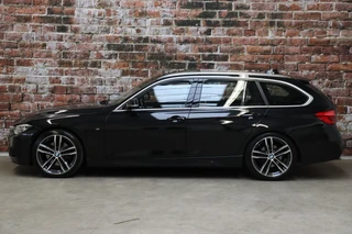 BMW 3 Serie Touring 330i High Executive M Sport Pakket Automaat  / Navigatie Professional / Panoramadak / Leder  / Trekhaak / Parkeersensoren voor+achter / Comfort Acces / Head-Up Display / Stoelverwarming / Achteruitrijcamera / Hifi / 19 Inch / Chrome Line / 4