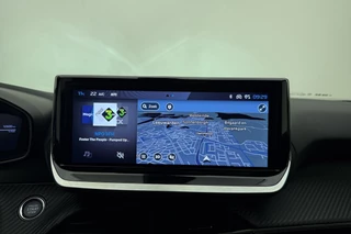 Peugeot e-2008 EV Allure Avantage 54 kWh | Navigatie | Achteruitrijcamera | Adapt. Cruise control | Parkeersensor | Apple Carplay/Android Auto | Lichtmetalen velgen / 27