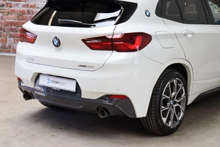 BMW X2 xDrive20i High Executive M Sport Pakket Automaat  / Navigatiesysteem Plus / Leder / Panoramadak / Achteruitrijcamera / Stoelverwarming / Climate Control / Hifi / Shadow Line / Parkeersensoren voor+achter / Extra Getint Glas / 19 Inch / 6