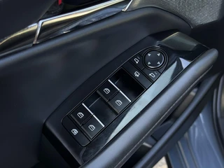 Mazda 3 2.0 e-SkyActiv-G M Hybrid 122 Comfort met Bose | Apple Carplay / Android Auto | Navigatiesysteem | Licht + Regensensor | Elektrisch Verstelbare Bestuurderstoel  | Stoel + Stuurverwarming | Parkeersensoren Voor + Achter | Camera Achter | 18"Lichtmetalen velgen | Lederen Bekleding | Cruise Control Adaptief / 16