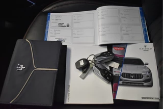 Maserati Levante 3.0 V6 AWD GranLusso 350 pk Facelift Driver ass.Pack 1 | Open dak | Harman/Kardon | Camera | Luchtvering | Carplay | Keyless | DAB | Full LED | 20" / 25