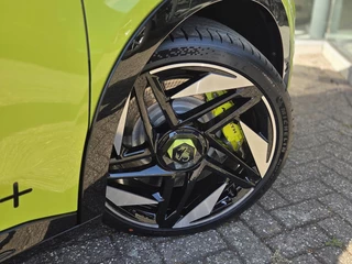 Fiat 600e Abarth Scorpionissima 54 kWh | Apple-Android | Sportstoelen | Parkeercamera / 17