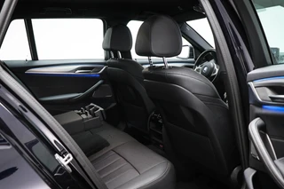 BMW 5-serie Touring 530e xDrive M-Sport | LEDER | STOELVERWARMING | TREKHAAK | 19" / 13