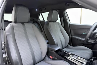 Peugeot e-2008 EV Allure 50 kWh | 100% SOH! l Apple Carplay/Android Auto l Bluetooth l DAB l Cruise Control l Climate Control l Navigatie l Lichtmetalen Velgen l PDC Achter / 11